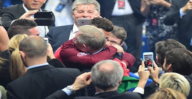 Setelah Membawa Portugal Menjadi Juara Piala Eropa 2016 Ronaldo Memeluk Ferguson
